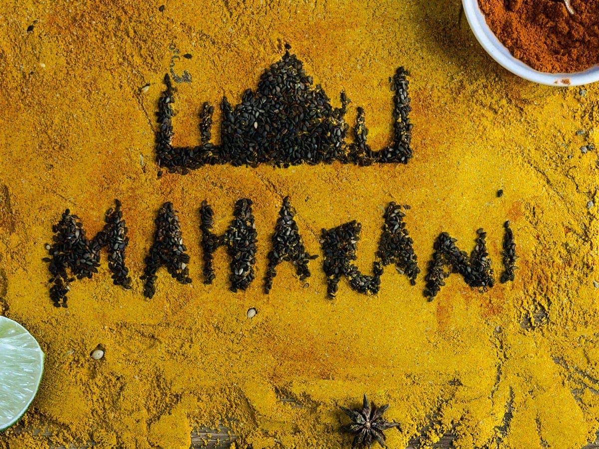 Maharani Schriftzug, gestaltet aus farbigen Gewürzen